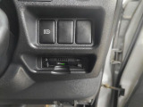 運転席右側インパネ(スイッチホール・コインホルダー部)の拡大写真です。パネル表面の擦れ感や各種スイッチ類のコンディションについて画像にてご確認ください。