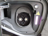 車体の左右側面には充電口を配置。普通充電(右側)と急速充電(左側:CHAdeMO規格)に対応。バッテリーの総電力量は112kWh。