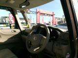 運転席もゆったりすわれます!!