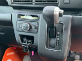 操作性に配慮されたシフト周り。スムーズな切り替えが可能で、ストレスのない運転をアシストします。