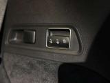 トランク内のスイッチ操作だけで後部座席をワンタッチで倒せる機能。重い荷物を持ったままでも操作でき、長尺物や大きな荷物の積み込みがスムーズに行えます。
