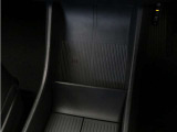 【ワイヤレス・スマートフォン・チャージ】前席のスマートフォン用ストレージには、ワイヤレス充電器が内蔵されています。