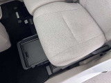 【助手席下収納スペース】助手席下にも収納スペースがございます。複数収納スペースがありますよ。