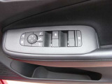 運転席側のドア内側です。ドアミラーの格納や角度調整やパワーウィンドーのスウィッチがコンパクトにまとまっています。ボトルホルダーも付いています。