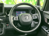 握りやすいステアリングホイールで、快適な運転操作をサポートします。細部にまでこだわったデザインが、上質な空間を演出しています。