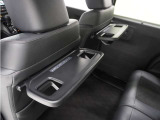 ◆シートバックテーブル◆フロントシートの背面に後席用のテーブルがついています。小物が置けて!カップホルダーもあります、ドライブ中や休憩時にも便利なテーブルです。