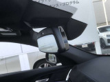 【ETC内蔵ルームミラー】視認性の高いルームミラー。自動防眩機能も付いています。ミラー裏側部分にETC内臓車載器を搭載しておりスタイリッシュかつ機能性を兼ね備えております。