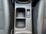 運転席の手の届く場所にはドリンクホルダーがございます(^^) ドライブ中の水分補給もバッチリです♪ 電動サイドブレーキなどの操作もこちらから☆彡