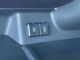 助手席からでも充電がしやすいよう充電ポートがナビ横に装備されております!