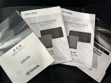 メンテナンスノート、取扱説明書です。 その車の整備記録が事細やかに記録されています。 車が生まれてから今までどのような道を歩んできたのか判るとても重要な物ですよ。