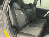 2列目シートはゆったりベンチシートです。背もたれを倒せばフラット状になるので、車中泊やクルマでちょっと休憩も可能です。長距離運転や旅行に便利なクルマですね。
