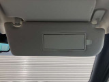バニティミラー装備。