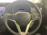 握りやすいステアリングは、運転操作を快適にサポート。オーディオやハンズフリー通話のスイッチも操作しやすい位置に配置されています。