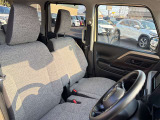 毎日過ごす運転席は要チェック。シートのへたり・擦れ、視界のイメージまで伝わる重要ポイント。