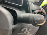 滑らかな操作感で、安全な車線変更をサポートします。視認性の高いインジケーターも採用されています。