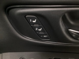 【ドライビングポジションシステム】ドライビングポジションを記憶し、乗車するごとにボタンひとつで自動調節を行います。