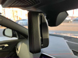 ETC内臓 自動防眩ルームミラー :後続車のライトが反射しても眩しくないように、ミラーの反射率を自動的に調整します。