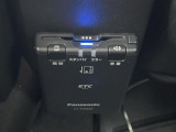 【ETC】有料道路を利用する際に料金所で停止することなく通過できる、ETC車載器(ノンストップ自動料金収受システム機器)が装備されています。セットアップを行うことで利用可能になります。