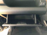 よく使うものが手を伸ばせばすぐ届く、機能面で充実した収納。