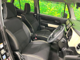 運転席まわりには十分なスペースがあり、大柄な方でもゆったり運転していただける環境です。