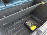 トランクボード下にもしっかりと荷物が積み込める便利な収納スペース。トランクを2段に使用でき、荷物の整理がしやすくなっております。