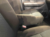センターアームレスト付きで運転中も腕が楽々!
