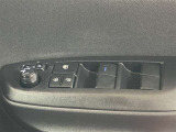 格納式リモコンドアミラーと、パワーウィンドウマスタースイッチです。車内の換気も運転席から簡単に行えます。