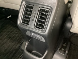 リアシートには足元からの送風だけでなく、上部にもダクトがついていますので冷房・暖房とも快適に過ごせます。その下には充電可能なUSB端子が2個ついています。移動中に充電もできるので便利です。