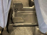 中敷きを立ち上げれば、倒れやすい荷物も安定して積める置きラクボックスが標準装備