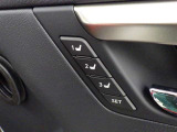 シートメモリー機能装備付きです。シートの位置をそれぞれ記憶しておく事ができるので、ご家族や、複数の方で車を乗られるオーナー様には、便利な機能です。