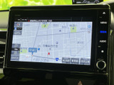 鮮明な地図表示で、スムーズなナビゲーションを実現。現在地情報や周辺施設情報も確認でき、安心して目的地へ向かうことができます。