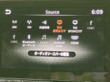 多彩なメディア再生に対応し、お好みの音楽やラジオを楽しめます。シンプルな操作でスムーズに切り替えが可能で、ドライブ中のエンターテイメントを豊かに彩ります。