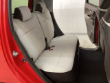 リアシートは前後にスライドが可能で、背もたれの角度調節もついています。お好みの位置でゆったりお乗りいただけます。座面の下には靴や傘などが置けるように大型のトレーがあります。