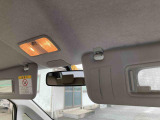嬉しい!運転席、助手席にバニティミラー付きです!