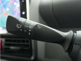 ◆ワイパー・ウォッシャースイッチ◆ワイパーは雨量に応じて切り替え可能なスイッチがついており、ウォッシャースイッチは手前に引くと噴射してフロントガラスを綺麗にしてくれます。