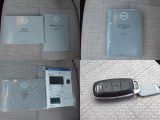 取扱説明書・メンテナンスノートです。スマートキーも2つ揃っております。