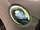 対象物が見やすく白く明るい光で夜間走行をサポートするBi-Angle LEDヘッドランプ(オートレベリング機能・LEDクリアランスランプ付き)を搭載