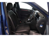 運転席/助手席です。安全装備をオプションで追加するのは日本的発想。フォルクスワーゲン車はサイドエアバッグを全車標準で装備しております。