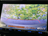 後退時などに役立つカメラ表示機能。安全確認をサポートし、運転をより安心へと導きます。万が一の時にも頼れる存在です。