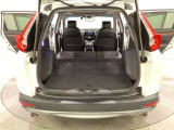 リアシートの背もたれを倒してさらに広々としたトランクスペースになります。段差も少なく荷物の出し入れもしやすくなっています。