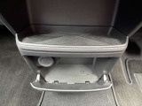 運転席と助手席の間に小物置きがあります(^^)/ 電源ソケットもあるのでドライブ中のスマホ充電もバッチリ☆