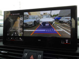 サラウンドビューカメラを搭載。車両を上空から見下ろすような映像で、駐車時の安全確認をサポートします。