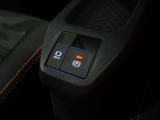 電動パーキングブレーキです。アクセルを踏みこむまで停車状態を保持するホールド機能つきです。