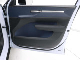 運転席ドアの全景です。キャビンを彩るすべてのものに、機能を形にした美しさが備わっています。