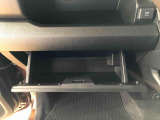 よく使うものが手を伸ばせばすぐ届く、機能面で充実した収納。