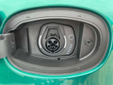 車両後部のスマート充電サポートから、ご自宅または公共の充電スタンドでのバッテリー充電を行います。