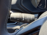 レバーをAUTOの位置にしているとき、レインセンサーが雨を感知すると、雨量に応じてワイパーが自動で作動してくれるオートワイパーを装備!設定変更で非作動にすると、間欠作動に固定されます。