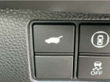 テールゲートが電動で開閉でき、荷物などで両手がふさがっているときなど便利に使えます