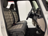 女性でも運転がしやすいように、シートの高さ調整機能(シートリフター)がついています。運転席と助手席の間が空いている為、助手席側への移動がスムーズです。交通量の多い道でも助手席側から乗り降りができます。