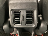 後部座席にもエアコンの吹き出し口があるので車内全体を快適に過ごすことができます。